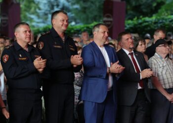 Иван Носков вручил благодарность легендарному ансамблю Росгвардии после концерта в Самаре