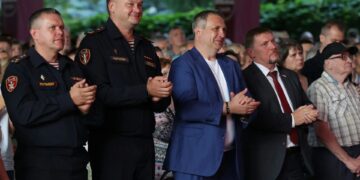 Иван Носков вручил благодарность легендарному ансамблю Росгвардии после концерта в Самаре