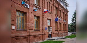 ВТБ открыл обновленное отделение в центре Самары
