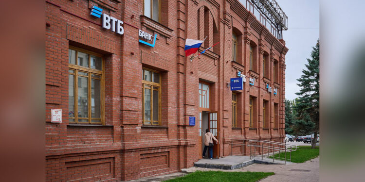 ВТБ открыл обновленное отделение в центре Самары