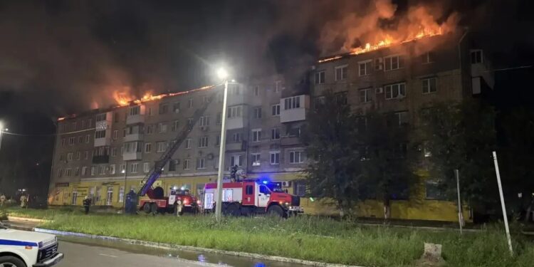 В Новокуйбышевске вспыхнула крыша жилого дома, площадь возгорания – 1000 «квадратов»